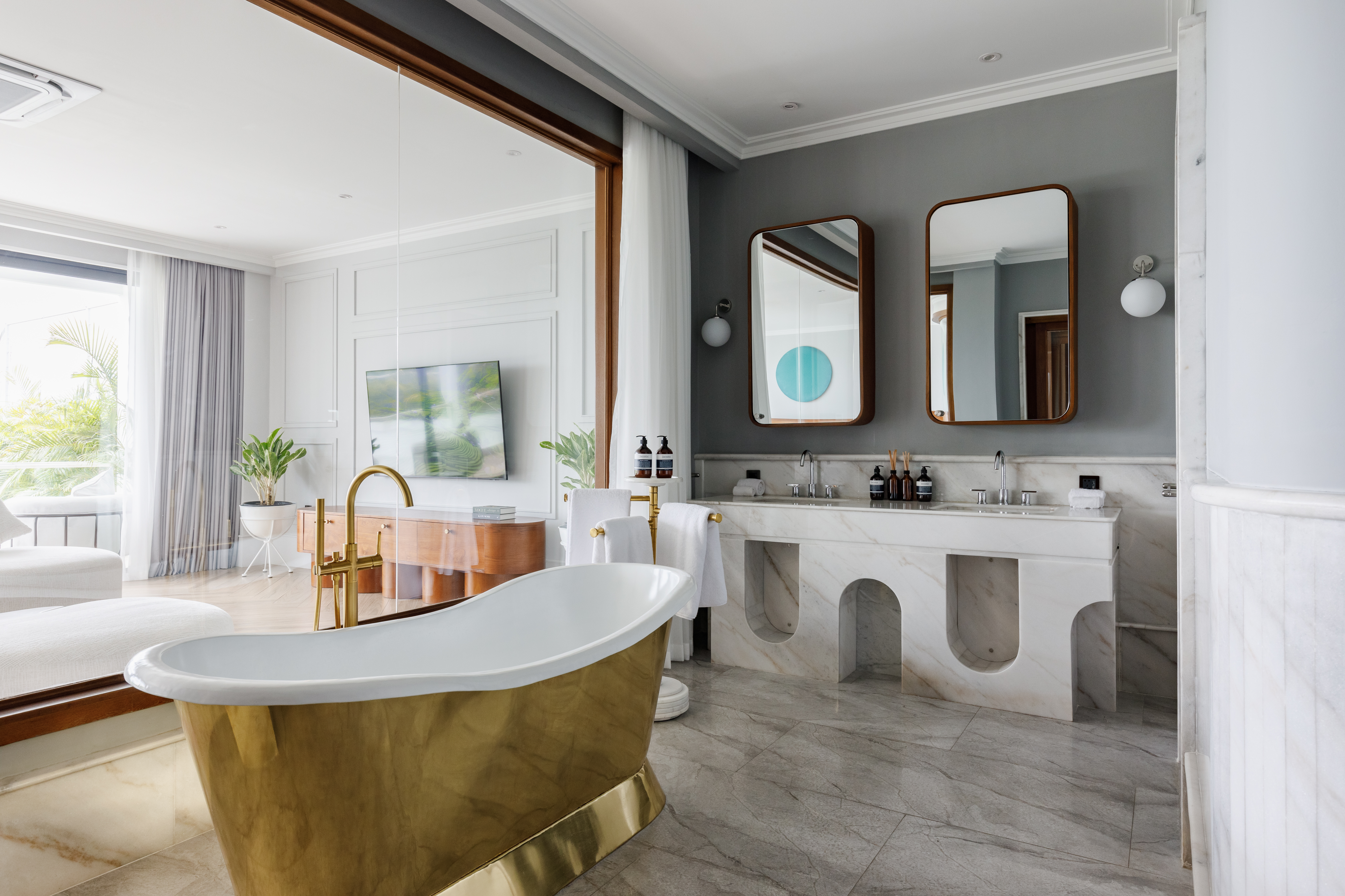 Marble en-suite bathroom at Mayfair Place